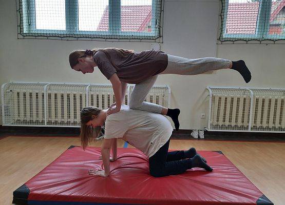 Piramidy gimnastyczne na WF-ie grafika