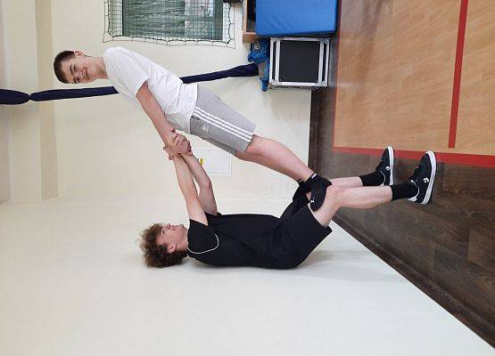 Piramidy gimnastyczne na WF-ie grafika