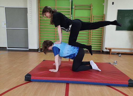 Piramidy gimnastyczne na WF-ie grafika