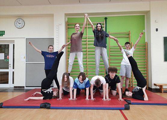 Piramidy gimnastyczne na WF-ie grafika