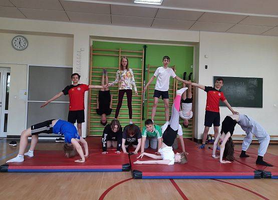 Piramidy gimnastyczne na WF-ie grafika