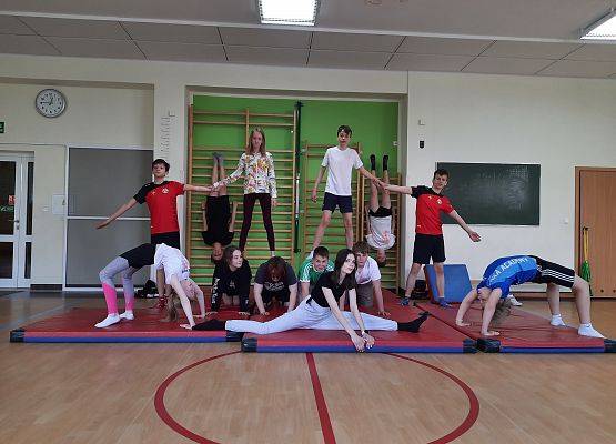 Piramidy gimnastyczne na WF-ie grafika