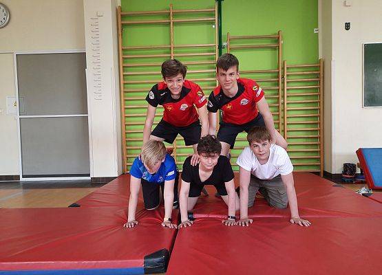 Piramidy gimnastyczne na WF-ie grafika