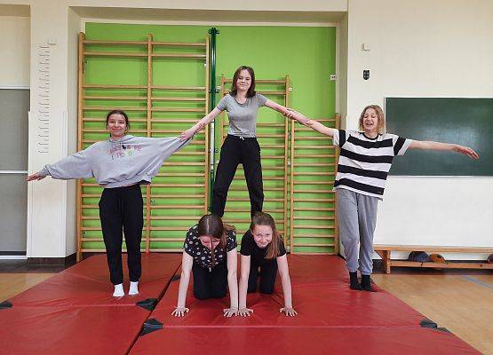 Piramidy gimnastyczne na WF-ie grafika