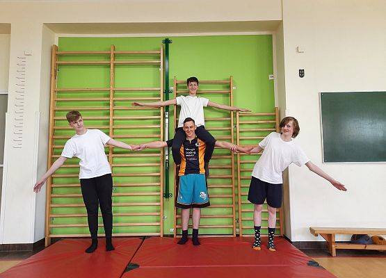 Piramidy gimnastyczne na WF-ie grafika