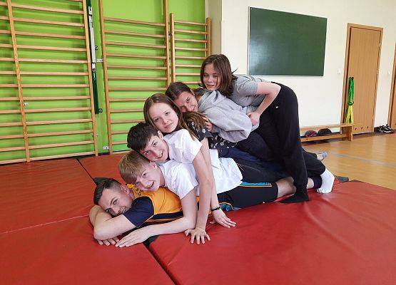 Piramidy gimnastyczne na WF-ie grafika