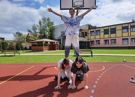 Piramidy gimnastyczne na WF-ie grafika