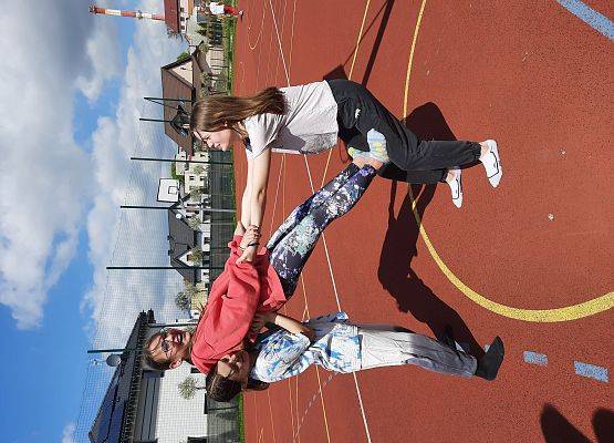 Piramidy gimnastyczne na WF-ie grafika