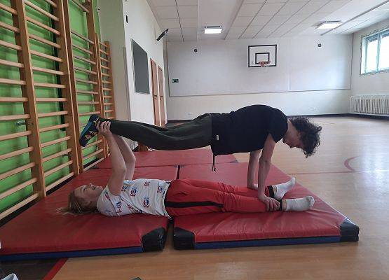 Piramidy gimnastyczne na WF-ie grafika