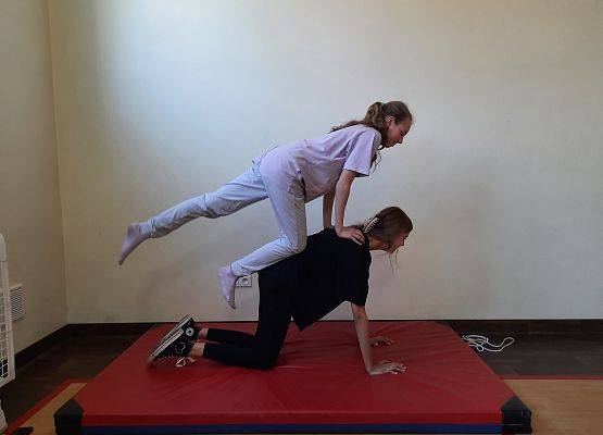 Piramidy gimnastyczne na WF-ie grafika