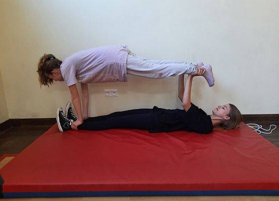 Piramidy gimnastyczne na WF-ie grafika