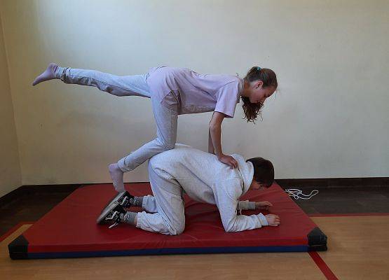 Piramidy gimnastyczne na WF-ie grafika