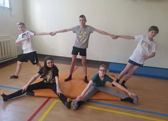 Piramidy gimnastyczne na WF-ie grafika