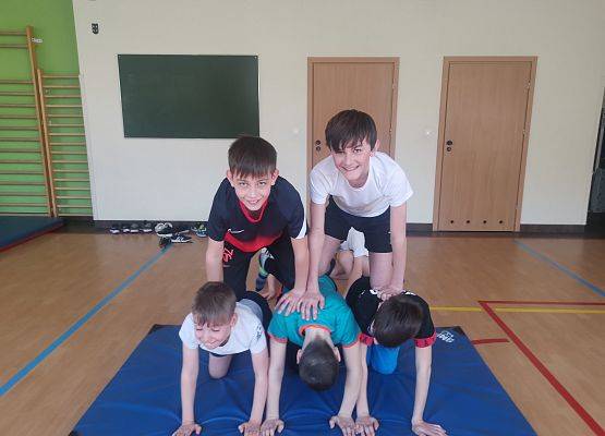 Piramidy gimnastyczne na WF-ie grafika