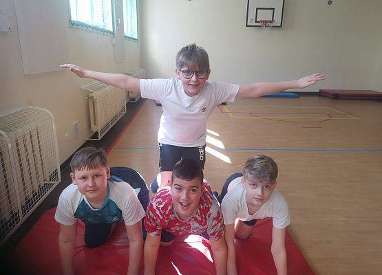 Piramidy gimnastyczne na WF-ie grafika