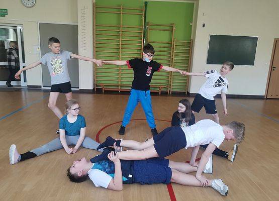 Piramidy gimnastyczne na WF-ie grafika