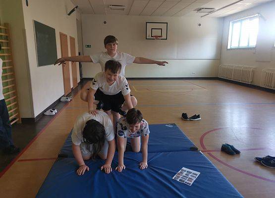 Piramidy gimnastyczne na WF-ie grafika