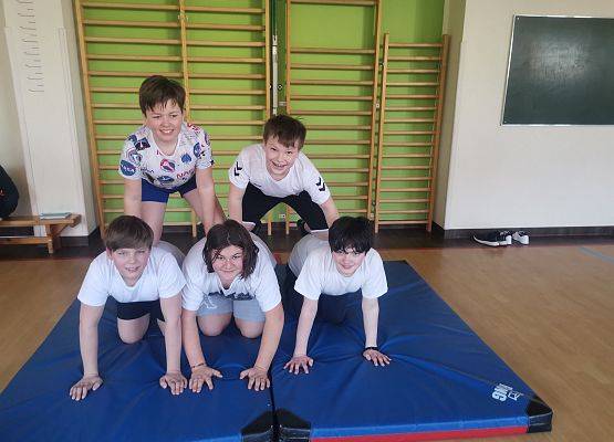 Piramidy gimnastyczne na WF-ie grafika