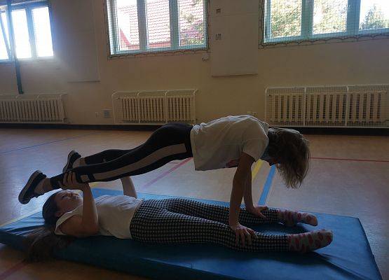 Piramidy gimnastyczne na WF-ie grafika