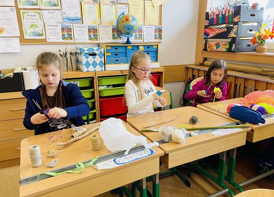 Złote rączki - pompony grafika