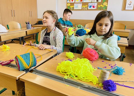 Złote rączki - pompony grafika