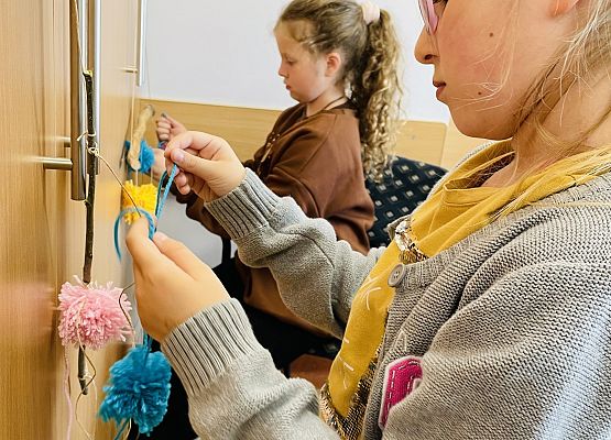 Złote rączki - pompony grafika