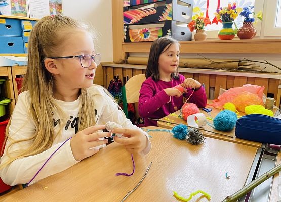 Złote rączki - pompony grafika