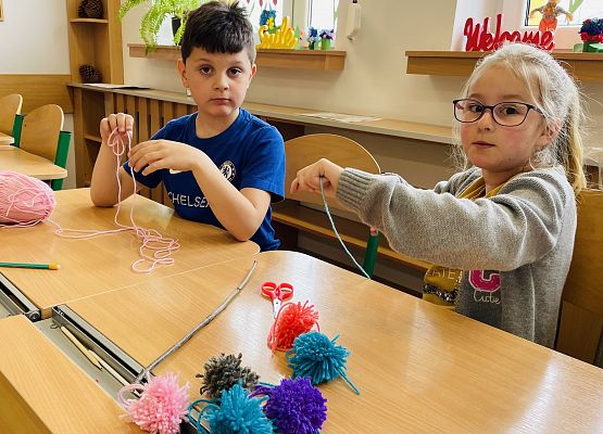 Złote rączki - pompony grafika