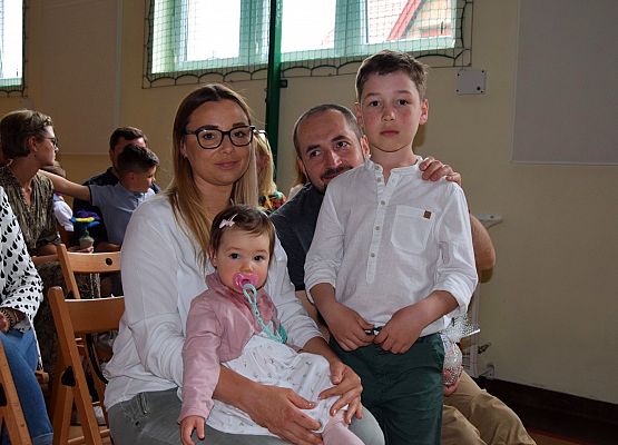 Pierwszoklasiści świętują Dzień Mamy i Taty grafika