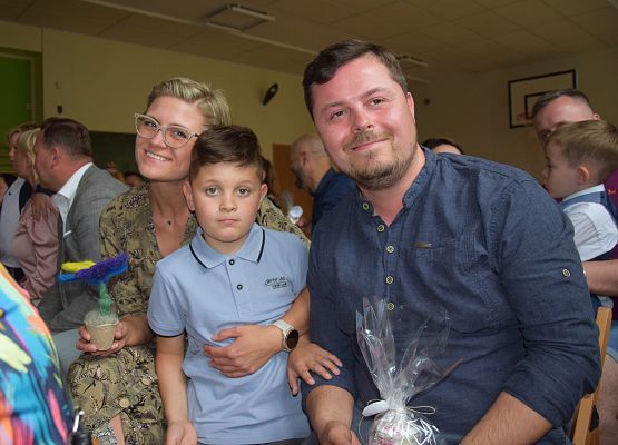 Pierwszoklasiści świętują Dzień Mamy i Taty grafika