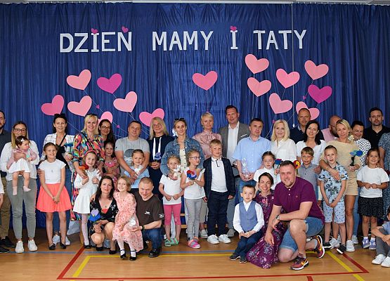 Pierwszoklasiści świętują Dzień Mamy i Taty grafika