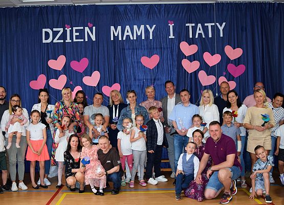 Pierwszoklasiści świętują Dzień Mamy i Taty grafika