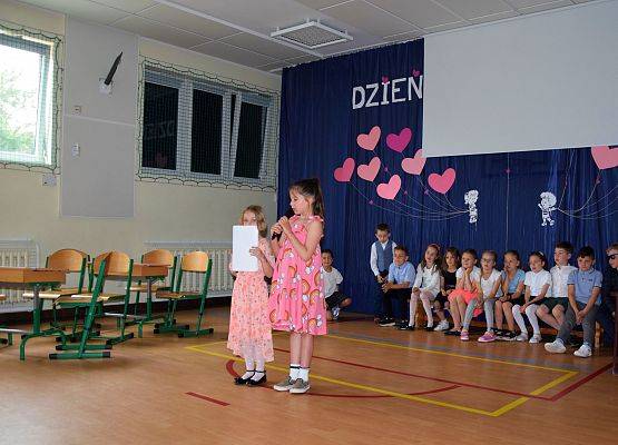 Pierwszoklasiści świętują Dzień Mamy i Taty grafika