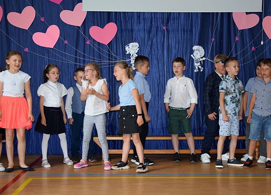 Pierwszoklasiści świętują Dzień Mamy i Taty grafika