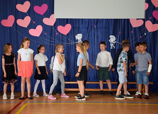 Pierwszoklasiści świętują Dzień Mamy i Taty grafika