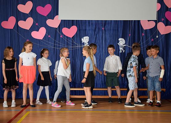 Pierwszoklasiści świętują Dzień Mamy i Taty grafika