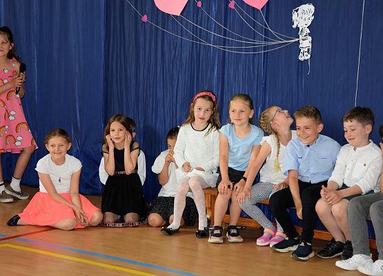 Pierwszoklasiści świętują Dzień Mamy i Taty grafika