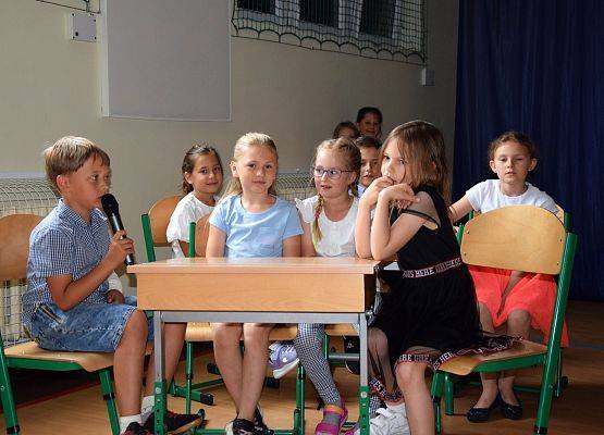 Pierwszoklasiści świętują Dzień Mamy i Taty grafika