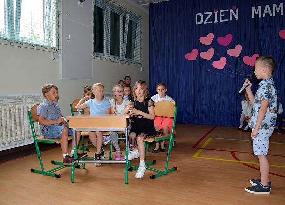 Pierwszoklasiści świętują Dzień Mamy i Taty grafika