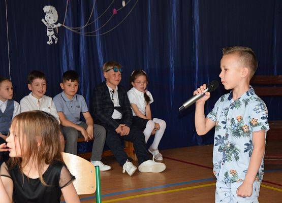 Pierwszoklasiści świętują Dzień Mamy i Taty grafika