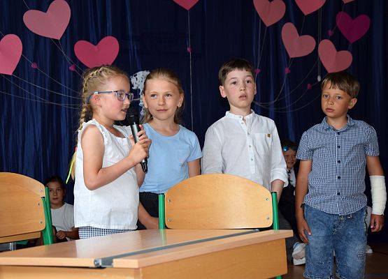 Pierwszoklasiści świętują Dzień Mamy i Taty grafika