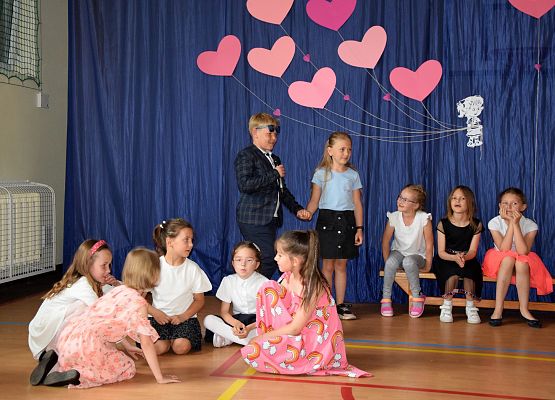 Pierwszoklasiści świętują Dzień Mamy i Taty grafika