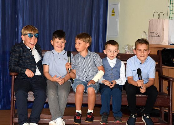 Pierwszoklasiści świętują Dzień Mamy i Taty grafika