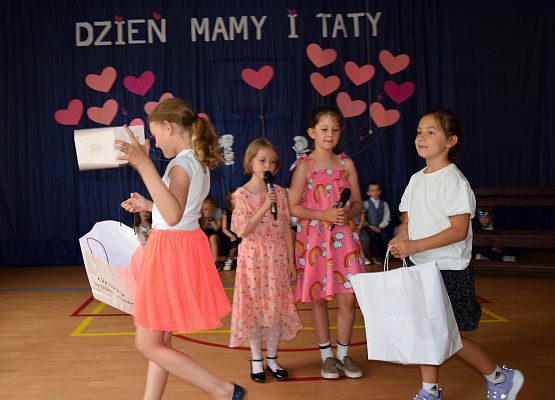 Pierwszoklasiści świętują Dzień Mamy i Taty grafika