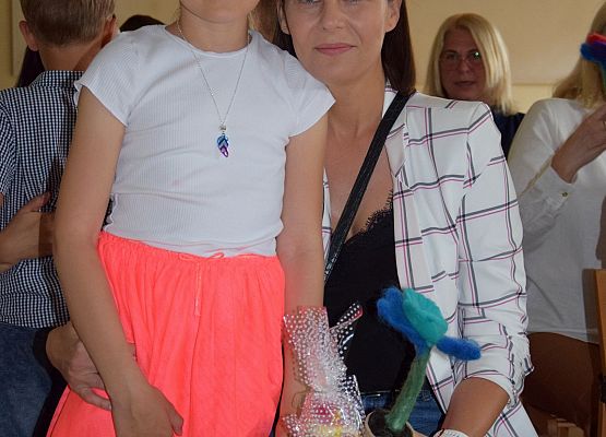 Pierwszoklasiści świętują Dzień Mamy i Taty grafika