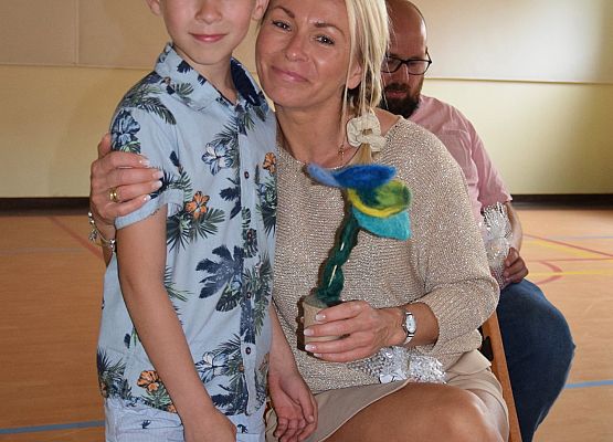 Pierwszoklasiści świętują Dzień Mamy i Taty grafika