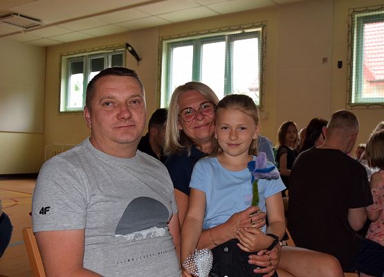 Pierwszoklasiści świętują Dzień Mamy i Taty grafika