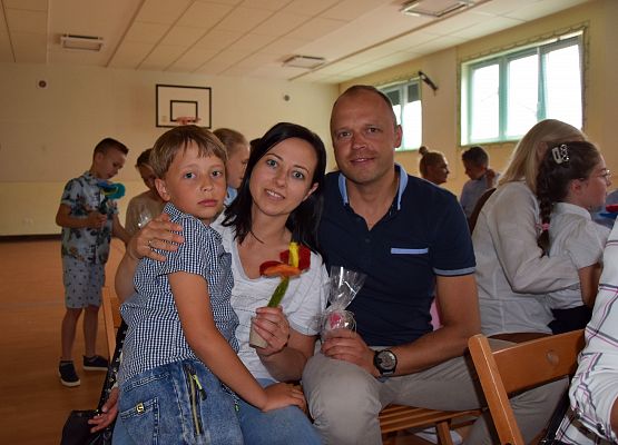 Pierwszoklasiści świętują Dzień Mamy i Taty grafika