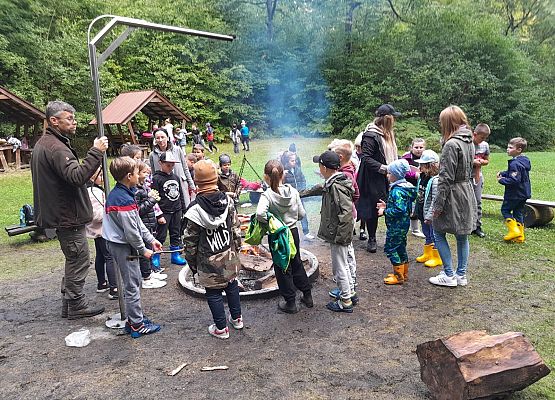 Wycieczka do lasu w ramach akcji "Sprzątanie Świata" (klasy 1-3) grafika