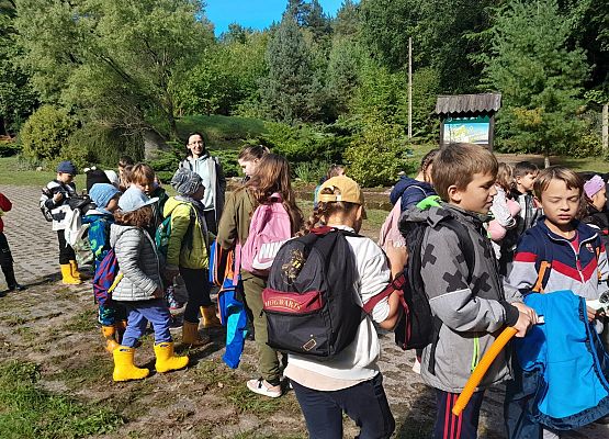 Wycieczka do lasu w ramach akcji "Sprzątanie Świata" (klasy 1-3) grafika